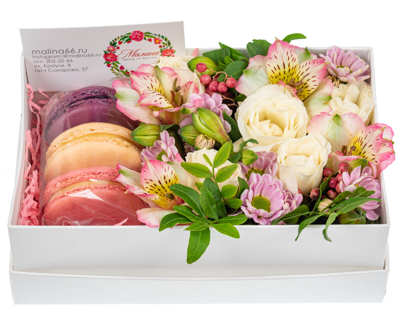 Эксклюзивная цветочная коробка с печениями Макаронс | Rīgas Ziedi